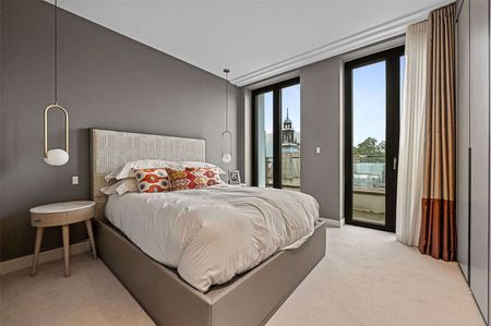 A beautifully furnished sub-penthouse apartment with a large roof terrace in a world class development. - Photo 5