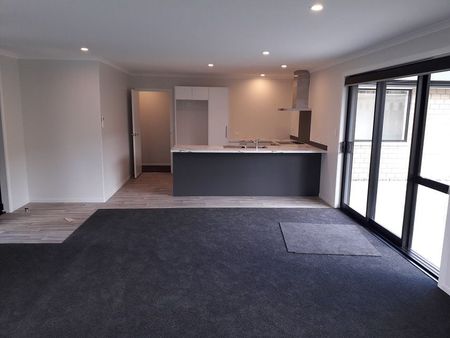 Modern new home - Photo 3