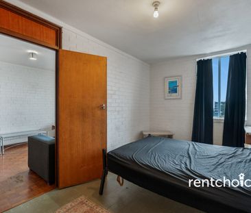 One bedroom with city views! - Photo 2