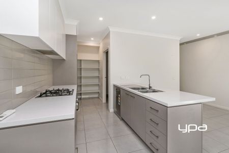 Modern 3 bedroom Townhouse in great location - Photo 2