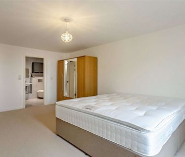 Two bedroom apartment with parking close to train station - Photo 5