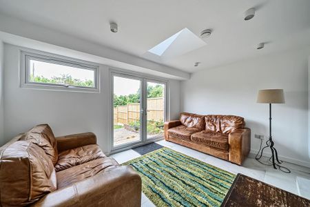 6 bedroom semi-detached house to rent - Photo 2