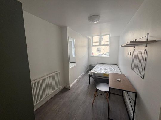 1 bedroom in a house share to rent - Photo 1