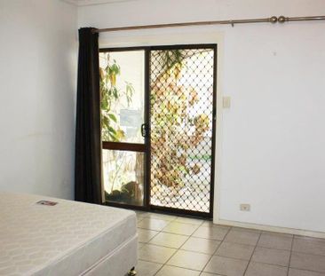 Live the Surfers Paradise Lifestyle Convenient Location - Photo 1