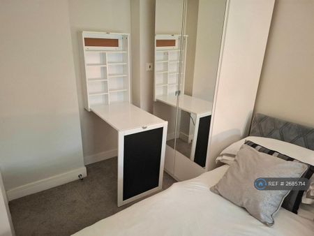 1 bedroom in a house share to rent - Photo 3