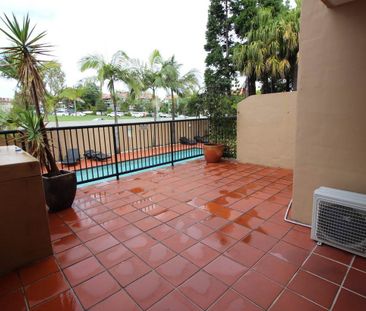 Ground Floor Courtyard Apartment Close to Everything! - Photo 1