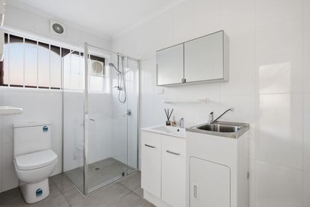 Stylish Ground Floor Living in a Prime Box Hill Location - Photo 3