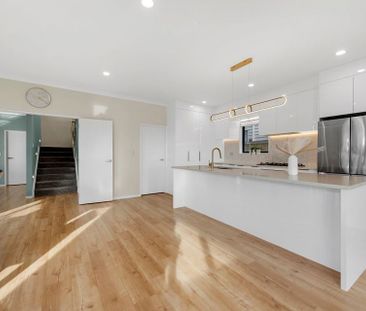 Luxury Living at Its Finest – 4 Ensuites + 5 Parks - Photo 2