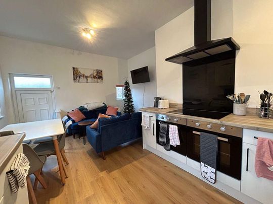 6 bedroom maisonette to rent - Photo 1