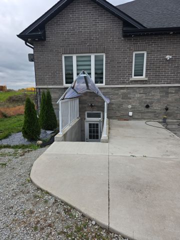 For Lease - 184 Dale Crescent, Bradford West Gwillimbury, Ontario - Photo 2