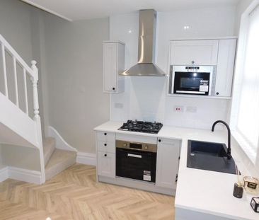 2 bedroom Terraced House to let - Photo 6