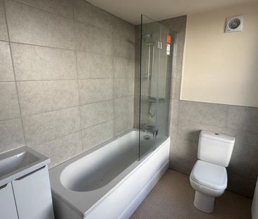 4 bedroom flat to let - Photo 2