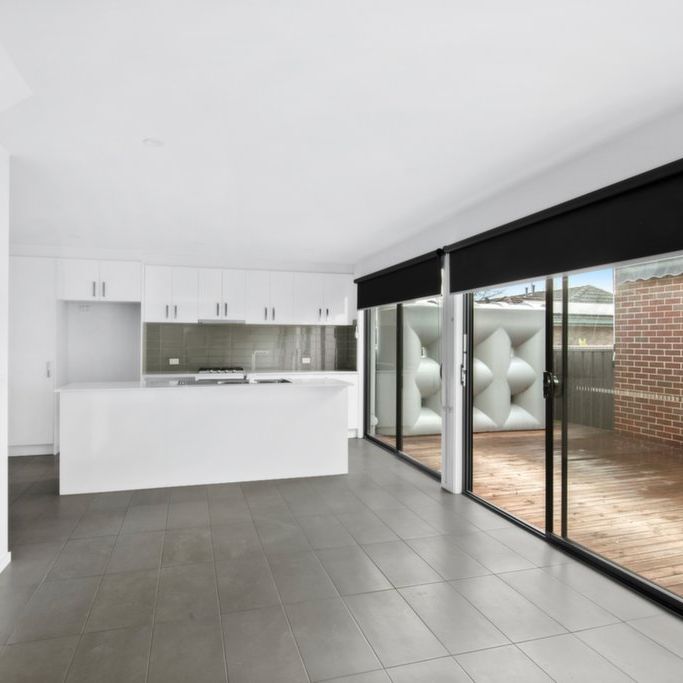 Modern Double-Level Townhouse Opposite Victoria Park, Minutes from Lake Wendouree - Photo 1