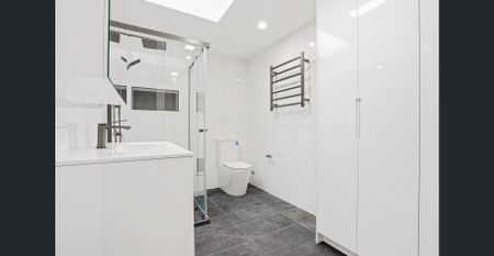 RENOVATED 3 BEDROOM TOWNHOUSE WITH MODERN AMENITIES - Photo 5