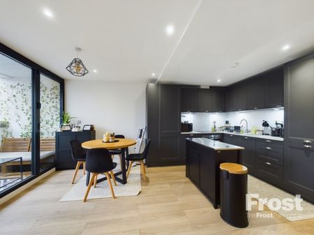 Green Street, Sunbury-on-Thames, Surrey,TW16 - Photo 5