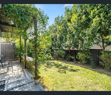 Stylish 3-Bedroom Townhome with Entertainer’s Deck & Modern Kitchen - Photo 5