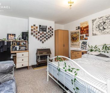 4 bedroom semi-detached house to rent - Photo 4