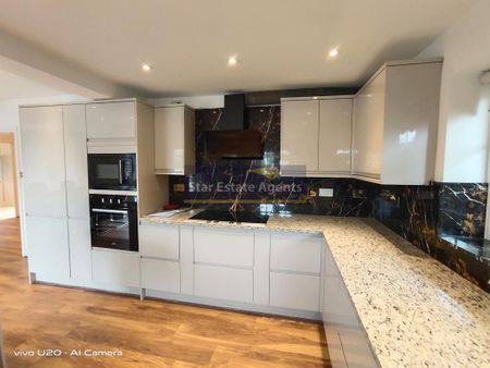 6 bedroom detached house to rent - Photo 3