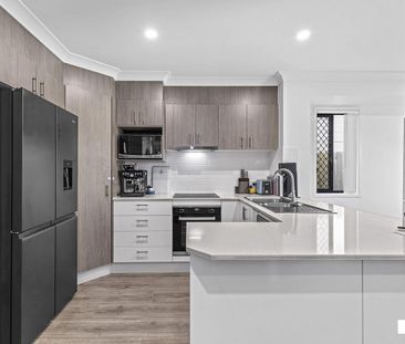 Luxury 3 bed townhouse, convenient to everything - Photo 2