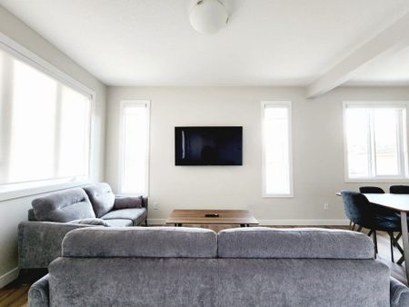 Edmonton Unfurnished townhouse Rental in Spruce Avenue - HIGHLY DESIRED 3 Bed Townhome Near Kingsway Mall - Photo 3