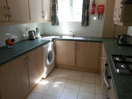 2 Bedroom Terraced To Rent in Nottingham - Photo 4