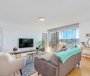 Sophisticated Harbourside Apartment with Expansive Entertainer's Ba... - Photo 1