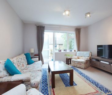 Coniston Close, Grove Park, W4 - Photo 1