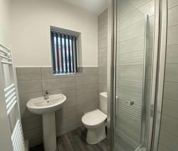 Queen Square, Ashton-under-lyne, OL6 - Photo 3