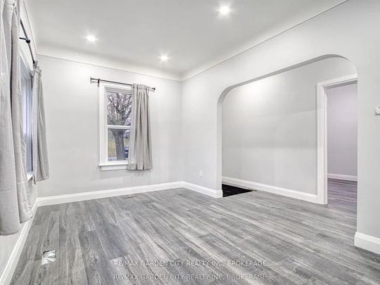 7 MAPLECREST Avenue #UPPER - Photo 1