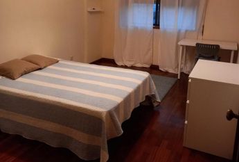 Alugo quarto espacoso no Porto Areosa