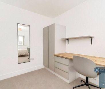 1 bedroom in a house share to rent - Photo 2