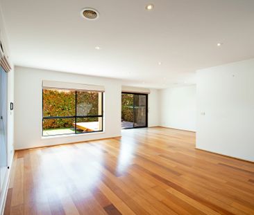 Stunning 2 Storey Townhouse - Photo 3