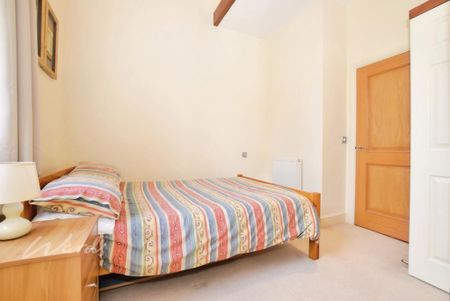 2 bedroom mews to rent - Photo 2