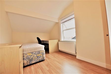 7 bedroom House in Headingley Avenue, Headingley - Photo 3