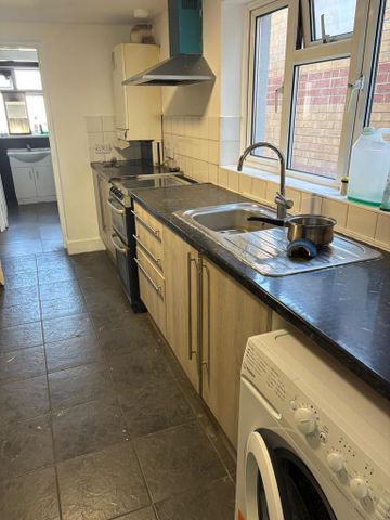 3 bedroom semi-detached house to rent - Photo 2
