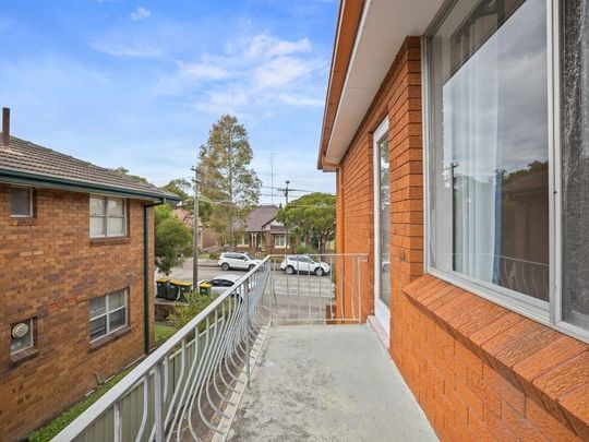 Conveniently Located, Bright And Spacious Two Bedroom Apartment With Parking, Only Moments To Dulwich Hill Train Station And Light Rail - Photo 1