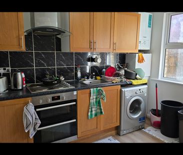 Room in a Shared House, Hamilton Road, SW19 - Photo 2