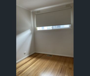 Two‑bedroom unit in a convenient location. - Photo 5