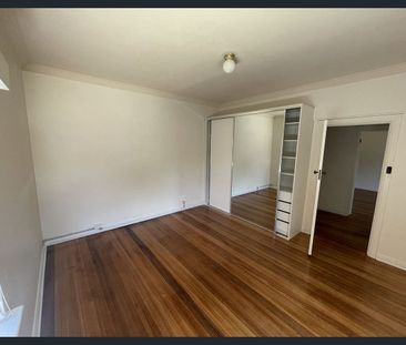 FOUR BEDROOM GROUND FLOOR OLDER STYLE APARTMENT - Photo 2