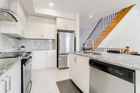 For Lease - 239 Harding Park, Newmarket, Ontario - Photo 3