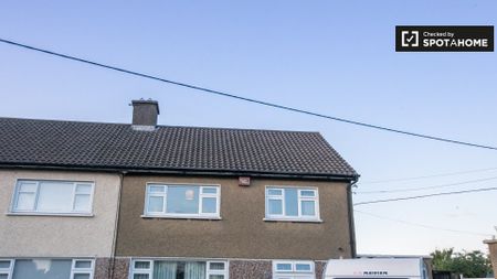 Room in 4-bedroom house with garden in Clondalkin, Dublin - Photo 3