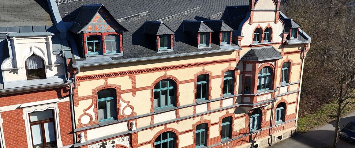 Charmante 2-Zimmer-Wohnung mit EBK & Balkon im denkmalgeschützten Mehrfamilienhaus - Foto 1