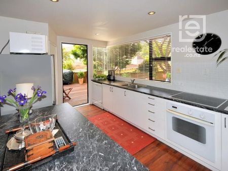 Spacious and sunny house in heart of Hillcrest - Photo 2