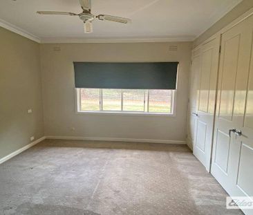 Spacious Country Home on 1 acre - Toolleen - Photo 2