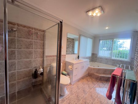 Three Bedroom Residence - Photo 4