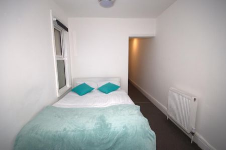 1 bedroom in a house share to rent - Photo 2