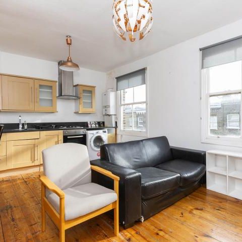 Top floor 3 bedroom property with roof terrace located close to Northern Line - Photo 1