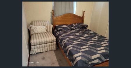 Massive Backyard & Huge 3-4 Bedroom Home - Photo 5