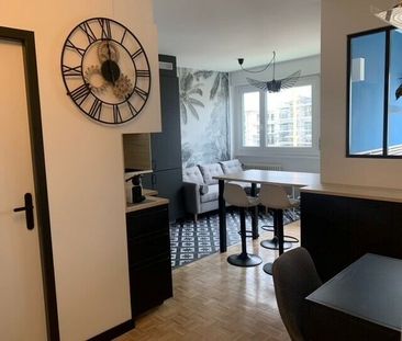 Tastefully furnished 2-room apartment - Separate bedroom - Photo 1