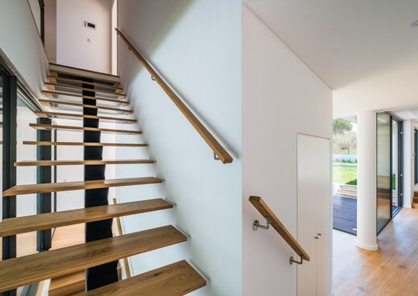 Moradia T6 de arquitetura moderna inserida no Golfe de Oeiras